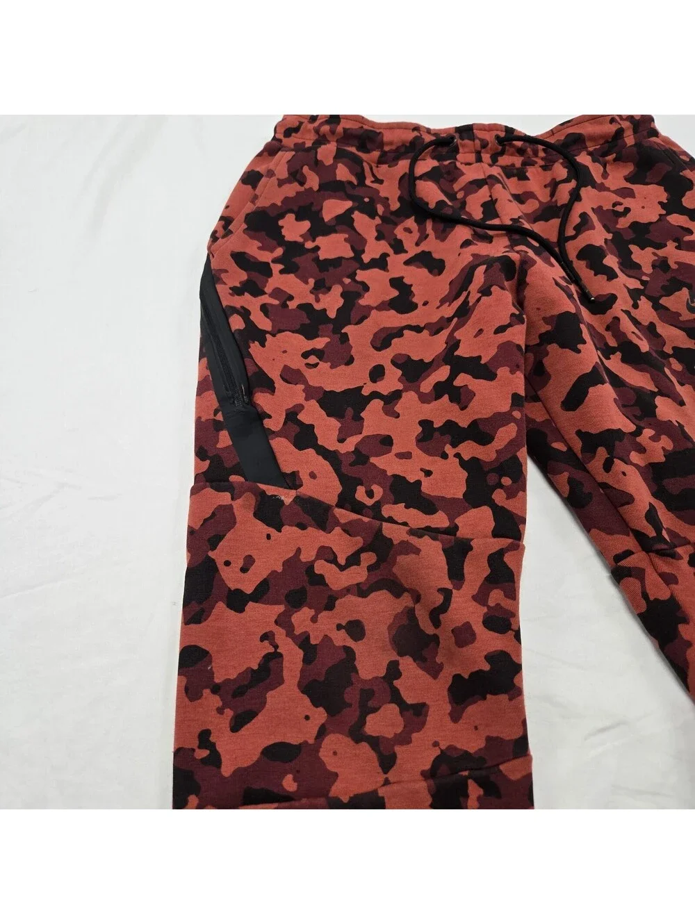 Size MEDIUM Nike Sportswear Tech Fleece Camo Jogger Pants Red Black CJ5981-603